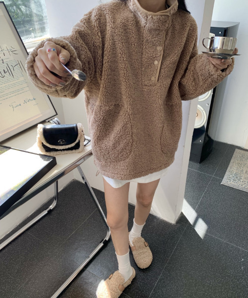 emi+(エミプラス)の「ハイネックボアブルゾン(ブルゾン・レディース・ベージュ/ブラウン・FREE)」の4枚目の写真