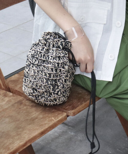 The Bagmati（ザバグマティ）の「【BAGMATI/バグマティ】透かし柄編みアバカ巾着バッグ（ショルダーバッグ・レディース・グリーン/オレンジ/ブラック系その他・FREE）」の6枚目の写真