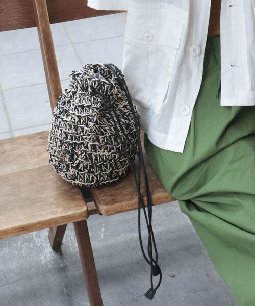 The Bagmati（ザバグマティ）の「【BAGMATI/バグマティ】透かし柄編みアバカ巾着バッグ（ショルダーバッグ・レディース・グリーン/オレンジ/ブラック系その他・FREE）」の7枚目の写真