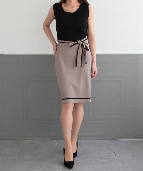 Julia Boutique(ジュリアブティック)の「ミディアム丈パイピングリボンノースリーブニットワンピース/22024(ワンピース・レディース・ブラック/ピンクベージュ/ブラウン/ブルー/ベージュ・MEDIUM)」の5枚目の写真