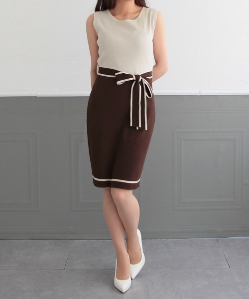 Julia Boutique(ジュリアブティック)の「ミディアム丈パイピングリボンノースリーブニットワンピース/22024(ワンピース・レディース・ブラック/ピンクベージュ/ブラウン/ブルー/ベージュ・MEDIUM)」の1枚目の写真