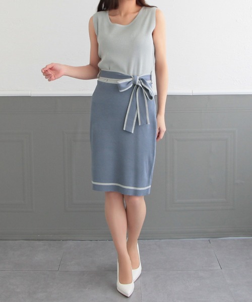 Julia Boutique(ジュリアブティック)の「ミディアム丈パイピングリボンノースリーブニットワンピース/22024(ワンピース・レディース・ブラック/ピンクベージュ/ブラウン/ブルー/ベージュ・MEDIUM)」の4枚目の写真