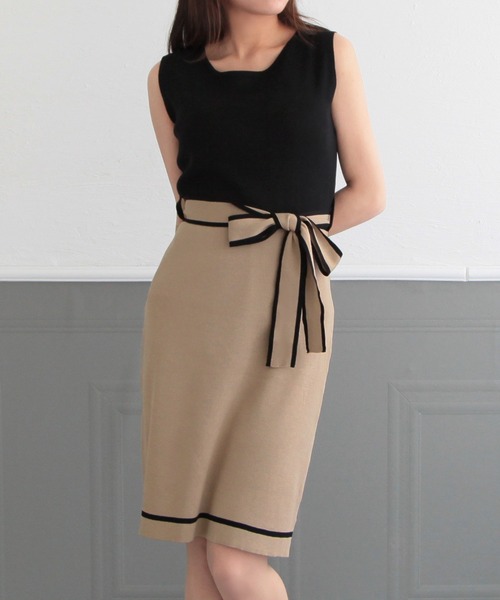 Julia Boutique(ジュリアブティック)の「ミディアム丈パイピングリボンノースリーブニットワンピース/22024(ワンピース・レディース・ブラック/ピンクベージュ/ブラウン/ブルー/ベージュ・MEDIUM)」の10枚目の写真