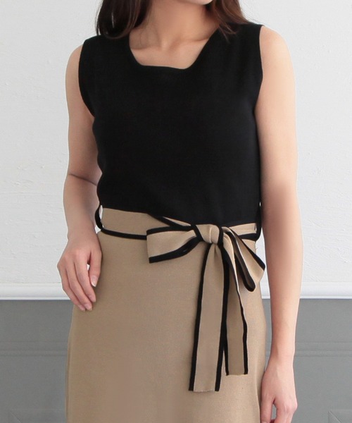 Julia Boutique(ジュリアブティック)の「ミディアム丈パイピングリボンノースリーブニットワンピース/22024(ワンピース・レディース・ブラック/ピンクベージュ/ブラウン/ブルー/ベージュ・MEDIUM)」の11枚目の写真