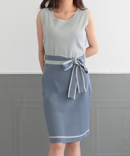 Julia Boutique(ジュリアブティック)の「ミディアム丈パイピングリボンノースリーブニットワンピース/22024(ワンピース・レディース・ブラック/ピンクベージュ/ブラウン/ブルー/ベージュ・MEDIUM)」の12枚目の写真