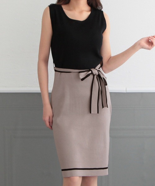 Julia Boutique(ジュリアブティック)の「ミディアム丈パイピングリボンノースリーブニットワンピース/22024(ワンピース・レディース・ブラック/ピンクベージュ/ブラウン/ブルー/ベージュ・MEDIUM)」の14枚目の写真