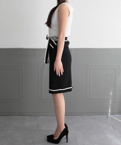 Julia Boutique(ジュリアブティック)の「ミディアム丈パイピングリボンノースリーブニットワンピース/22024(ワンピース・レディース・ブラック/ピンクベージュ/ブラウン/ブルー/ベージュ・MEDIUM)」の17枚目の写真