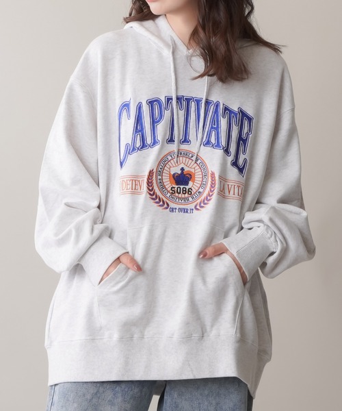 SPINNS（スピンズ）の「【ゆったりシルエット】CAPTIVATEロゴ プル