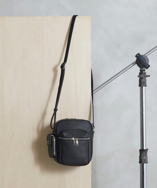 tk.TAKEO KIKUCHI（ティーケータケオキクチ）の「◆ぷっくりショルダーバッグ（ショルダーバッグ・メンズ・ブラック/ブラウン系その他/ブラック系・00）」の2枚目の写真