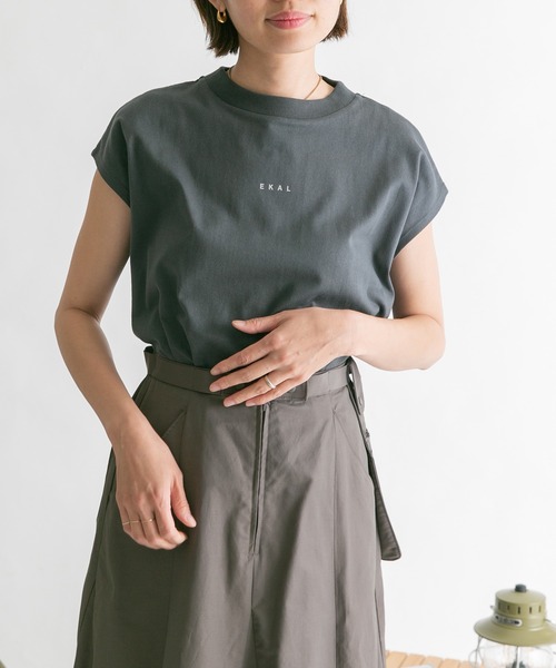 EKAL(エカル)の「EKAL フレンチスリーブカットソー(Tシャツ/カットソー・レディース・ホワイト/オレンジ/グレイッシュベージュ/チャコール・FREE)」の3枚目の写真