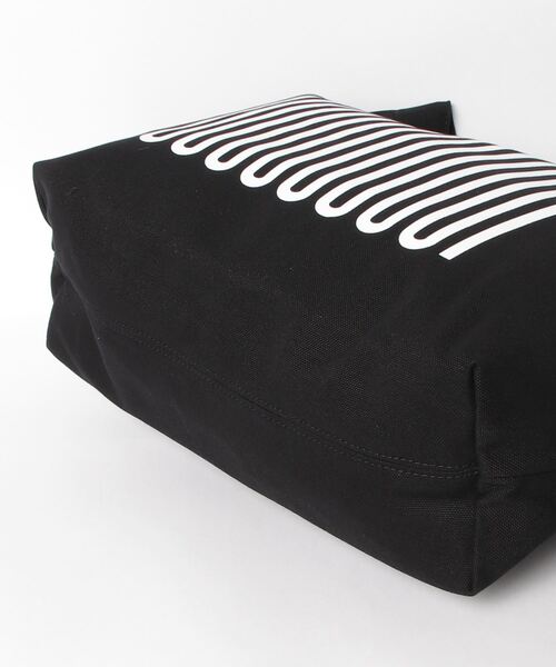 FRED PERRY（フレッドペリー）の「Soundwave Print Tote Bag（トートバッグ・メンズ・ブラック・ONE SIZE）」の3枚目の写真