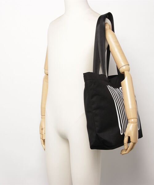 FRED PERRY（フレッドペリー）の「Soundwave Print Tote Bag（トートバッグ・メンズ・ブラック・ONE SIZE）」の5枚目の写真