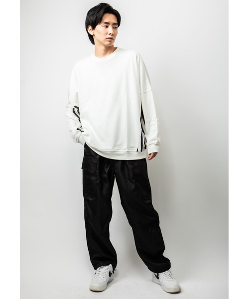 Beno(ビーノ)の「TCライト裏毛 サイドストライプ オーバーシルエット クルーネック トレーナー(スウェット・メンズ・オフホワイト/ブラック・M/L)」の6枚目の写真