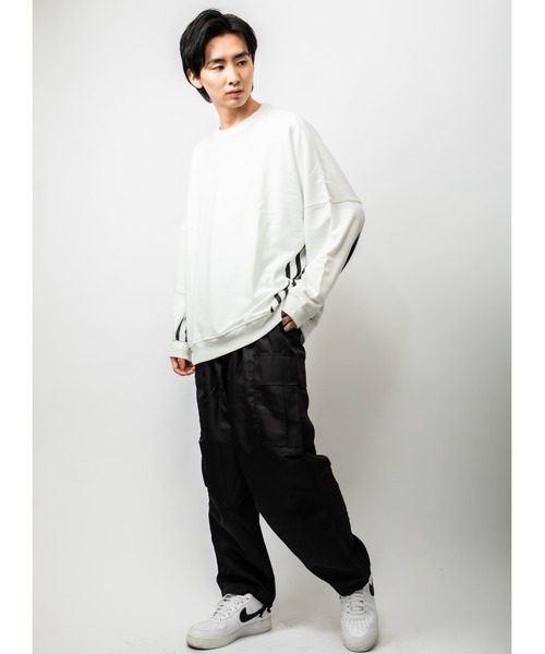 Beno(ビーノ)の「TCライト裏毛 サイドストライプ オーバーシルエット クルーネック トレーナー(スウェット・メンズ・オフホワイト/ブラック・M/L)」の7枚目の写真