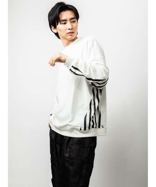 Beno(ビーノ)の「TCライト裏毛 サイドストライプ オーバーシルエット クルーネック トレーナー(スウェット・メンズ・オフホワイト/ブラック・M/L)」の9枚目の写真