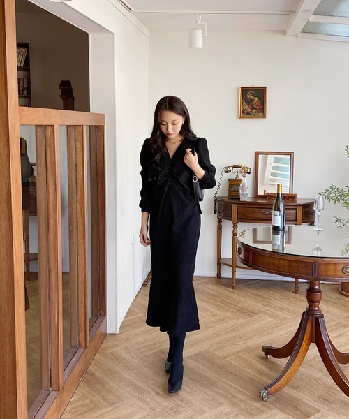 by muni:r（バイ ムニール）の「シャーリングVネックロングフレアワンピース（ワンピース・レディース・ブラック/ベージュ・FREE）」の10枚目の写真
