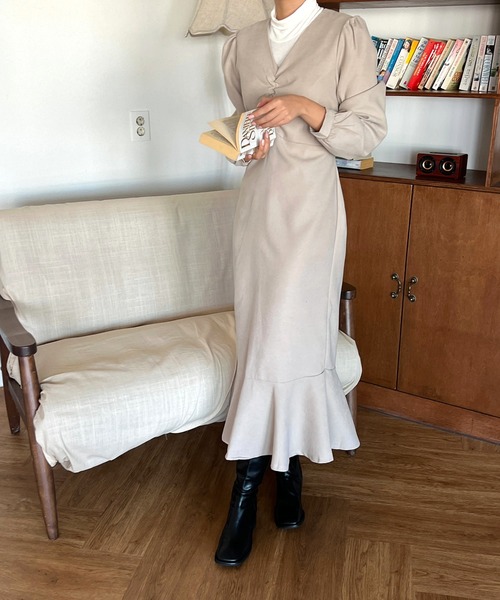 by muni:r（バイ ムニール）の「シャーリングVネックロングフレアワンピース（ワンピース・レディース・ブラック/ベージュ・FREE）」の20枚目の写真