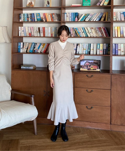 by muni:r（バイ ムニール）の「シャーリングVネックロングフレアワンピース（ワンピース・レディース・ブラック/ベージュ・FREE）」の21枚目の写真
