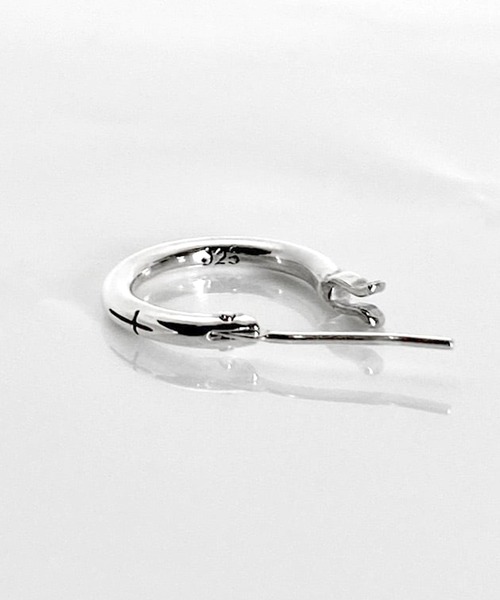 THE MILES（ザ マイルズ）の「GODSIZE ゴッドサイズ CROSS THIN HOOP / クロスシンフープピアス（ピアス（片耳用）・メンズ・シルバー・FREE）」の5枚目の写真