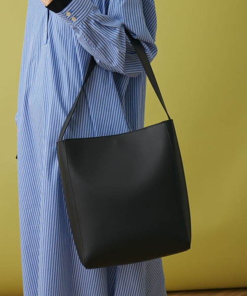 CRAFT STANDARD BOUTIQUE(クラフトスタンダードブティック)の「フェイクレザーワンショルダートート(ショルダーバッグ・レディース・グレイッシュベージュ/ブラック/アイボリー・FREE)」の4枚目の写真