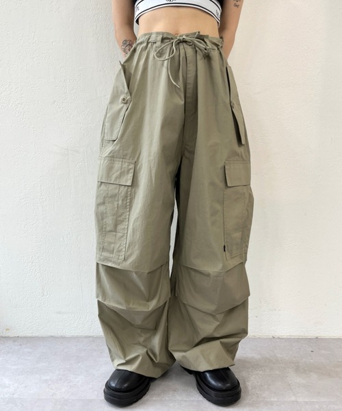 WHO'S WHO gallery（フーズフーギャラリー）の「COOPERパラシュートワイドパンツ（カーゴパンツ・レディース・カーキ/ブラック/ベージュ/ホワイト・FREE）」の3枚目の写真