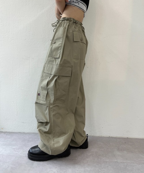 WHO'S WHO gallery（フーズフーギャラリー）の「COOPERパラシュートワイドパンツ（カーゴパンツ・レディース・カーキ/ブラック/ベージュ/ホワイト・FREE）」の15枚目の写真