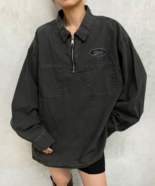 WHO'S WHO gallery（フーズフーギャラリー）の「《WEB限定》COOPER FACTワッペンハーフジップビッグシャツ（シャツ/ブラウス・レディース・ブルー/ホワイト/ネイビー/ブラック系その他/ブラック/チャコールグレー・FREE）」の5枚目の写真