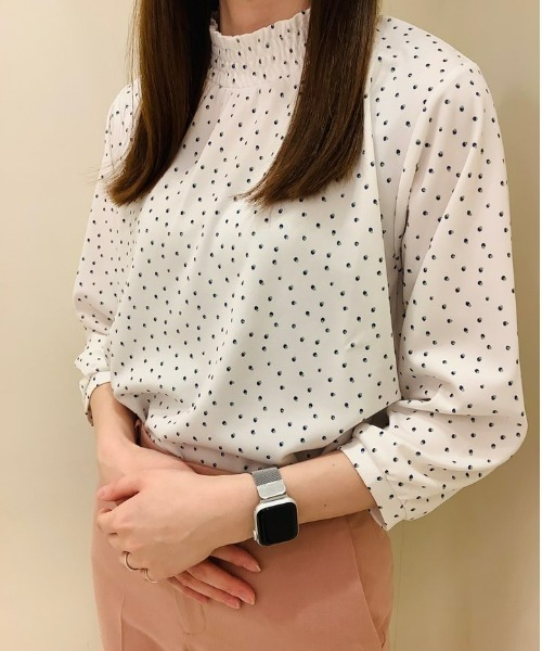 TOKYO SHIRTS(トウキョウシャツ)の「ランダムドット シャーリングネック 七分袖ブラウス(シャツ/ブラウス・レディース・ネイビー/オフホワイト/ベージュ・L/M)」の2枚目の写真