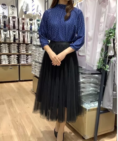 TOKYO SHIRTS(トウキョウシャツ)の「ランダムドット シャーリングネック 七分袖ブラウス(シャツ/ブラウス・レディース・ネイビー/オフホワイト/ベージュ・L/M)」の8枚目の写真