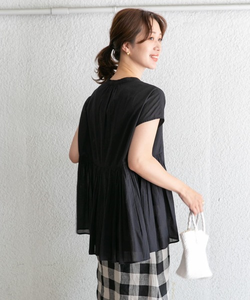 URBAN RESEARCH DOORS(アーバンリサーチドアーズ)の「コットンボイルサイドギャザーブラウス(シャツ/ブラウス・レディース・グリーン/ベージュ系その他/ブラック/オフホワイト・MEDIUM)」の13枚目の写真