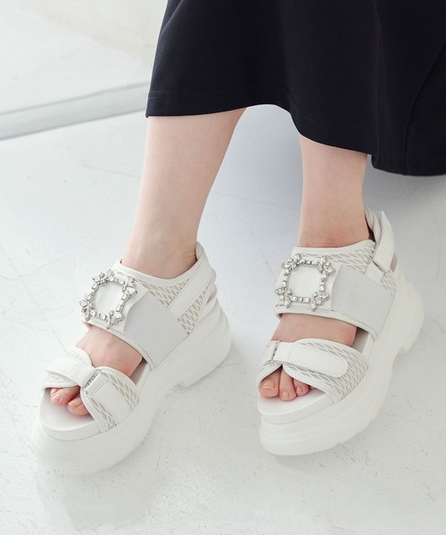 KOBE LETTUCE（コウベレタス）の「ビジューベルクロ厚底サンダル（サンダル・レディース・ホワイト/ブラック・S/L/LL/M）」の2枚目の写真