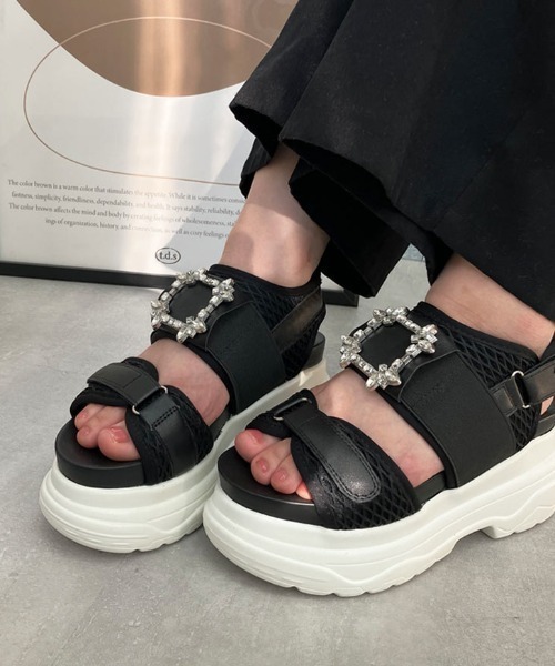 KOBE LETTUCE（コウベレタス）の「ビジューベルクロ厚底サンダル（サンダル・レディース・ホワイト/ブラック・S/L/LL/M）」の4枚目の写真