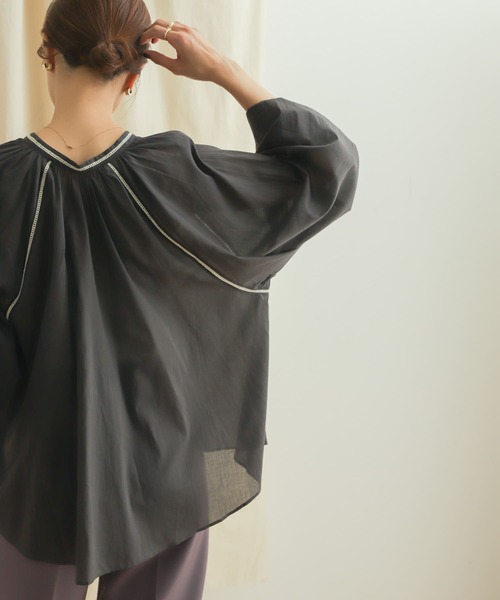 URBAN RESEARCH DOORS（アーバンリサーチドアーズ）の「コットンボイルハシゴレースブラウス（シャツ/ブラウス・レディース・グレー系その他/ホワイト系その他・MEDIUM）」の21枚目の写真