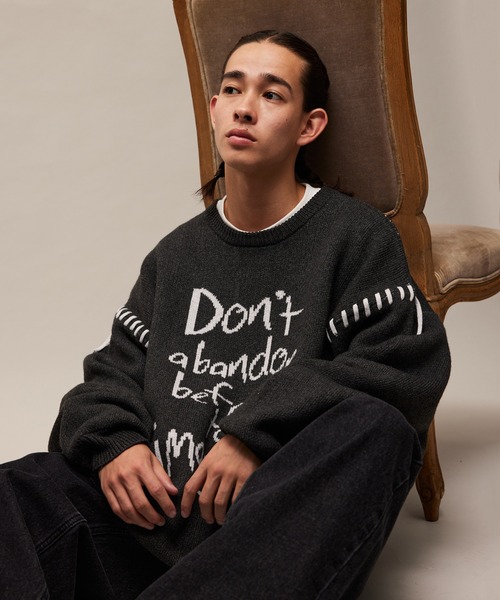 re_k by JUNRED（レクバイジュンレッド）の「re_k by JUNRED / ハンドステッチレタリングジャガードニット（ニット/セーター・メンズ・オレンジ系その他2/ライトグレー/チャコールグレー・S/M/L）」の2枚目の写真