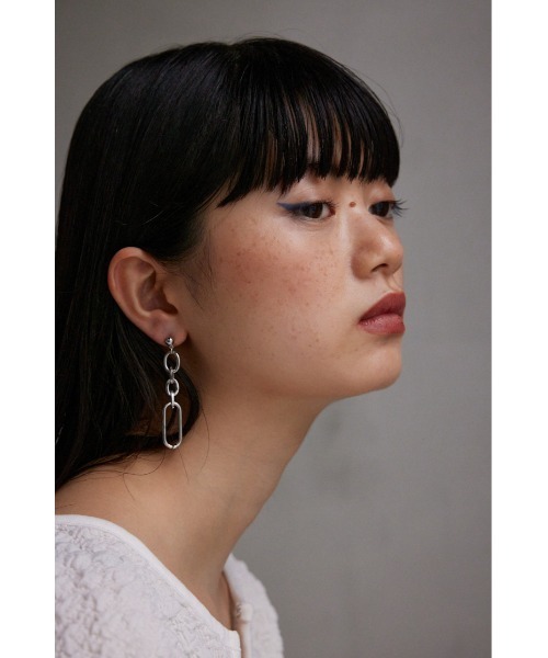 AZUL by moussy（アズールバイマウジー）の「アシンメトリーチェーンピアス（ピアス（両耳用）・レディース・シルバー/ゴールド系その他・FREE）」の2枚目の写真