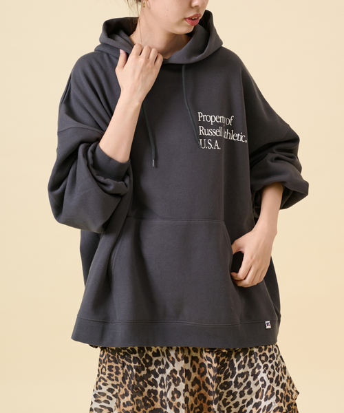 U by SPICK&SPAN（ユーバイスピックアンドスパン）の「【RUSSELL ATHLETIC/ラッセル・アスレティック】 ECO-Blend Sweat Hoodie（パーカー・レディース・チャコールグレー/ブラウン・FREE）」の4枚目の写真