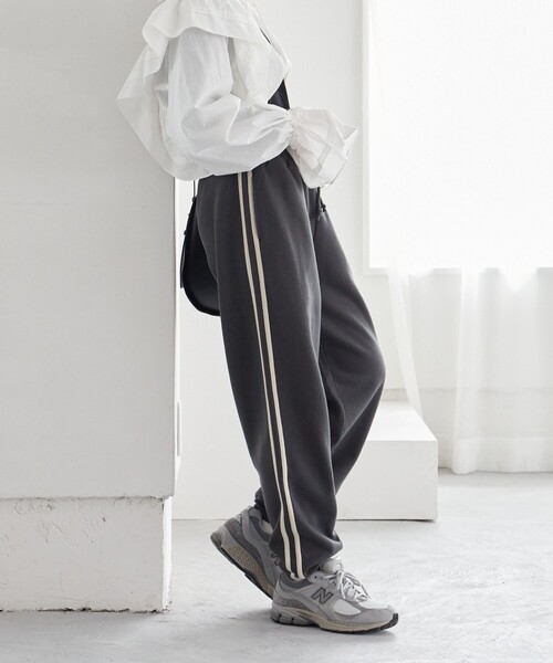 FREAK'S STORE（フリークスストア）の「限定展開　Gerry Cosby × FREAK'S STORE/ジェリーコスビー　Cosby別注 ラインスウェットパンツ（スウェットパンツ・レディース・ブラック/ナチュラル/ネイビー・SMALL/MEDIUM）」の2枚目の写真