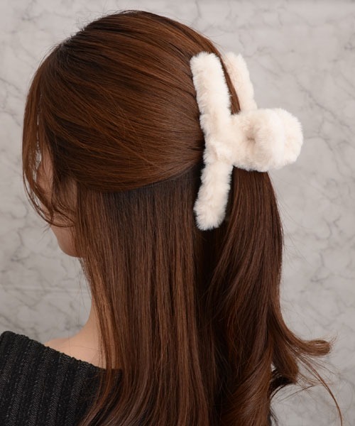 VIBGYOR Women(ヴィブジョー ウィメン)の「【float】もこもこ フェイクファー シンプル バンスクリップ【6色展開】(バレッタ/ヘアクリップ・レディース・オフホワイト/ブラック/ダークブラウン/モカ/グレイッシュベージュ/ピンクベージュ/ベージュ・FREE)」の1枚目の写真