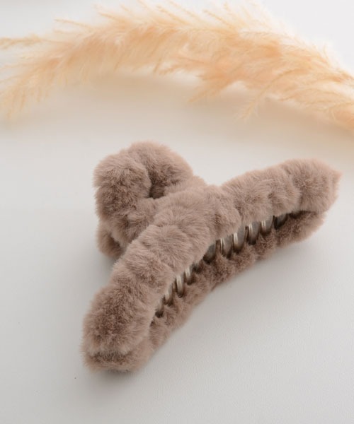 VIBGYOR Women(ヴィブジョー ウィメン)の「【float】もこもこ フェイクファー シンプル バンスクリップ【6色展開】(バレッタ/ヘアクリップ・レディース・オフホワイト/ブラック/ダークブラウン/モカ/グレイッシュベージュ/ピンクベージュ/ベージュ・FREE)」の4枚目の写真