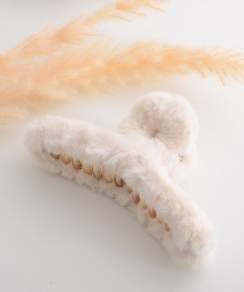 VIBGYOR Women(ヴィブジョー ウィメン)の「【float】もこもこ フェイクファー シンプル バンスクリップ【6色展開】(バレッタ/ヘアクリップ・レディース・オフホワイト/ブラック/ダークブラウン/モカ/グレイッシュベージュ/ピンクベージュ/ベージュ・FREE)」の9枚目の写真