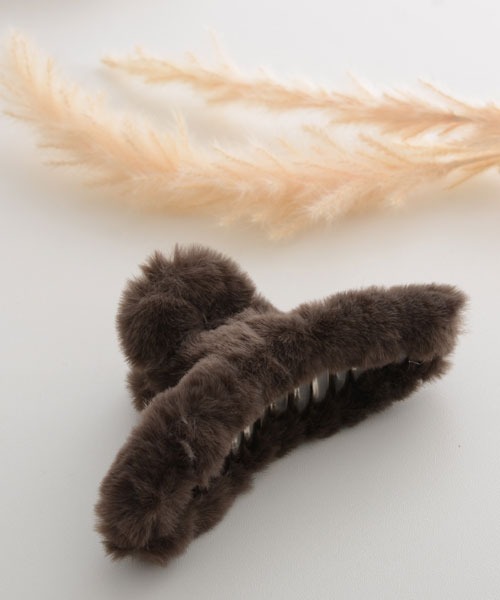 VIBGYOR Women(ヴィブジョー ウィメン)の「【float】もこもこ フェイクファー シンプル バンスクリップ【6色展開】(バレッタ/ヘアクリップ・レディース・オフホワイト/ブラック/ダークブラウン/モカ/グレイッシュベージュ/ピンクベージュ/ベージュ・FREE)」の15枚目の写真