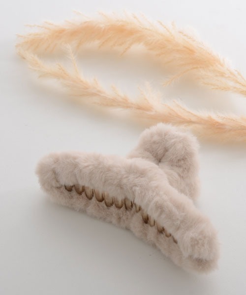 VIBGYOR Women(ヴィブジョー ウィメン)の「【float】もこもこ フェイクファー シンプル バンスクリップ【6色展開】(バレッタ/ヘアクリップ・レディース・オフホワイト/ブラック/ダークブラウン/モカ/グレイッシュベージュ/ピンクベージュ/ベージュ・FREE)」の21枚目の写真