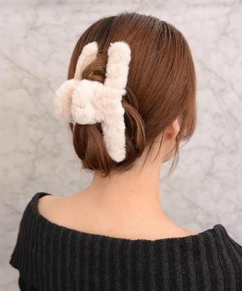 VIBGYOR Women(ヴィブジョー ウィメン)の「【float】もこもこ フェイクファー シンプル バンスクリップ【6色展開】(バレッタ/ヘアクリップ・レディース・オフホワイト/ブラック/ダークブラウン/モカ/グレイッシュベージュ/ピンクベージュ/ベージュ・FREE)」の19枚目の写真