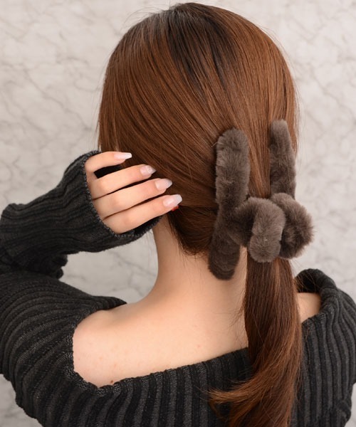 VIBGYOR Women(ヴィブジョー ウィメン)の「【float】もこもこ フェイクファー シンプル バンスクリップ【6色展開】(バレッタ/ヘアクリップ・レディース・オフホワイト/ブラック/ダークブラウン/モカ/グレイッシュベージュ/ピンクベージュ/ベージュ・FREE)」の13枚目の写真