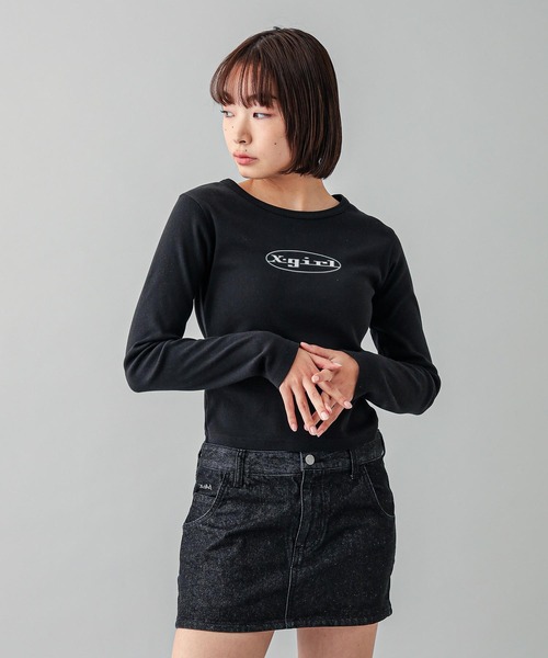 X-girl（エックスガール）の「EMBLEM OVAL LOGO L/S BABY TEE（Tシャツ/カットソー・レディース・ベージュ/ホワイト/ブラック・S/M）」の2枚目の写真