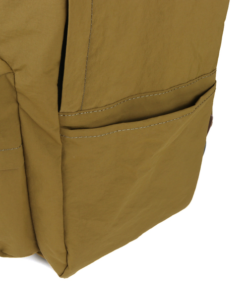 UNIVERSAL OVERALL(ユニバーサルオーバーオール)の「【UNIVERSALOVERALL / ユニバーサルオーバーオール】Wrinkled nylon ruck sack / デイリーバックパック 30L / UVO-190(バックパック/リュック・メンズ・ブラック/ダークベージュ・フリー)」の7枚目の写真