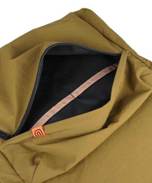 UNIVERSAL OVERALL(ユニバーサルオーバーオール)の「【UNIVERSALOVERALL / ユニバーサルオーバーオール】Wrinkled nylon ruck sack / デイリーバックパック 30L / UVO-190(バックパック/リュック・メンズ・ブラック/ダークベージュ・フリー)」の12枚目の写真