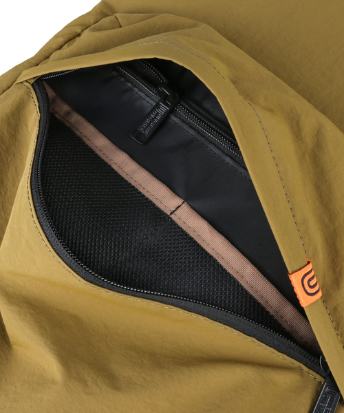 UNIVERSAL OVERALL(ユニバーサルオーバーオール)の「【UNIVERSALOVERALL / ユニバーサルオーバーオール】Wrinkled nylon ruck sack / デイリーバックパック 30L / UVO-190(バックパック/リュック・メンズ・ブラック/ダークベージュ・フリー)」の13枚目の写真