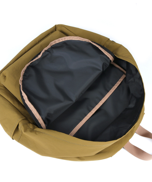 UNIVERSAL OVERALL(ユニバーサルオーバーオール)の「【UNIVERSALOVERALL / ユニバーサルオーバーオール】Wrinkled nylon ruck sack / デイリーバックパック 30L / UVO-190(バックパック/リュック・メンズ・ブラック/ダークベージュ・フリー)」の14枚目の写真