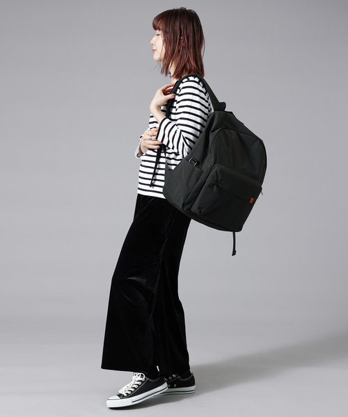 UNIVERSAL OVERALL(ユニバーサルオーバーオール)の「【UNIVERSALOVERALL / ユニバーサルオーバーオール】Wrinkled nylon ruck sack / デイリーバックパック 30L / UVO-190(バックパック/リュック・メンズ・ブラック/ダークベージュ・フリー)」の17枚目の写真